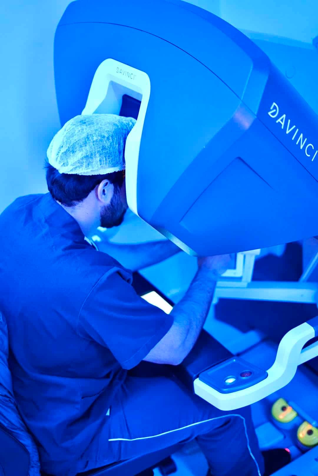 urologista sentado em uma robo realizando uma cirurgia de próstata por robótica em cuiabá