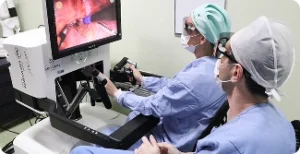 Pagina Principal1 15 Cirurgião utilizando robô cirúrgico.