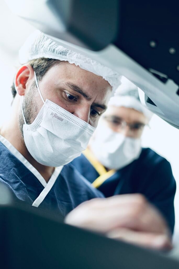 CIRURGIA ROBÓTICA: 10 VANTAGENS NO TRATAMENTO DO CÂNCER DE PRÓSTATA 2 urologista sentado em um console de cirurgia robótica em cuiabá