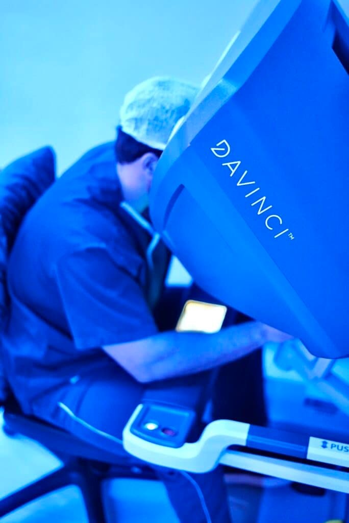 Dr. Rodolfo Garcia Borges realizando uma prostatectomia radical robótica.