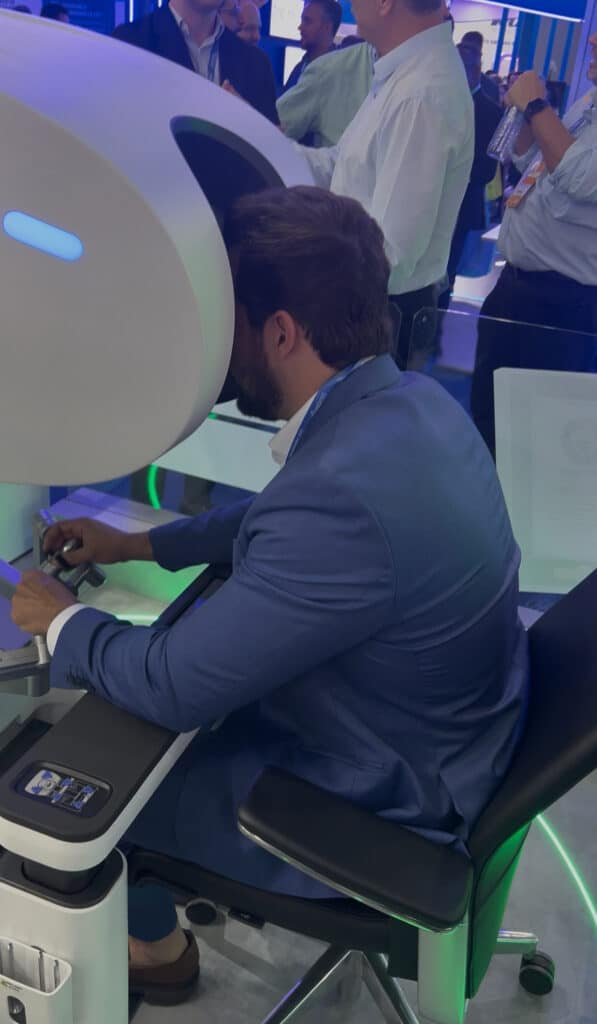 Dr. Rodolfo Garcia Borges realizando uma telecirurgia robótica experimental no Congresso Brasileiro de Urologia