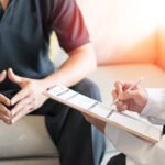 urologista orientando sobre neoplasia de próstata