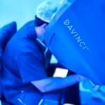 TRATATAMENTO DE CÂNCER NA PRÓSTATA EM CUIABÁ 3 médico realizando cirurgia robótica