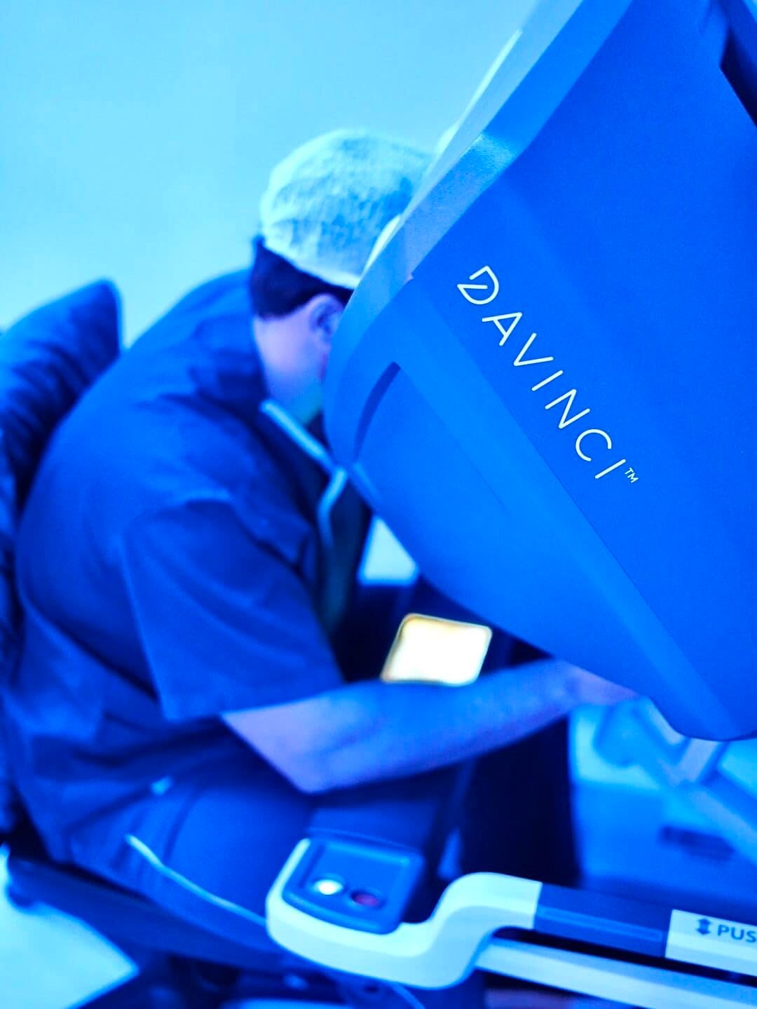 médico realizando cirurgia robótica