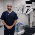CIRURGIA ROBÓTICA DA PRÓSTATA EM CUIABÁ: TRATAMENTO COM SEGURANÇA, PRECISÃO E RECUPERAÇÃO PRECOCE 2 urologista em centro cirúrgico moderno em Cuiabá com o robô Da Vinci