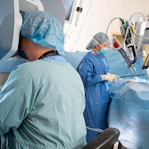 Equipe médica realizando cirurgia robótica de câncer de rim