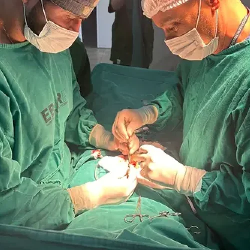 Cirurgia em ambiente hospitalar.
