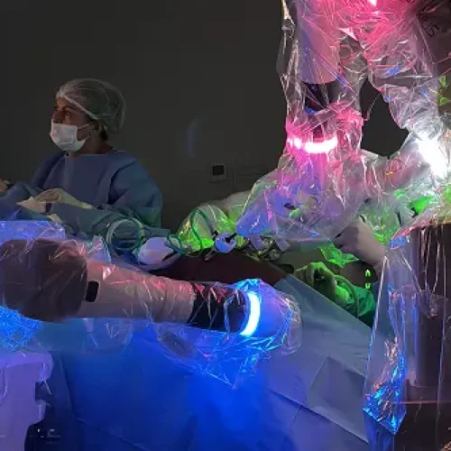 Cirurgia robótica com luzes coloridas.
